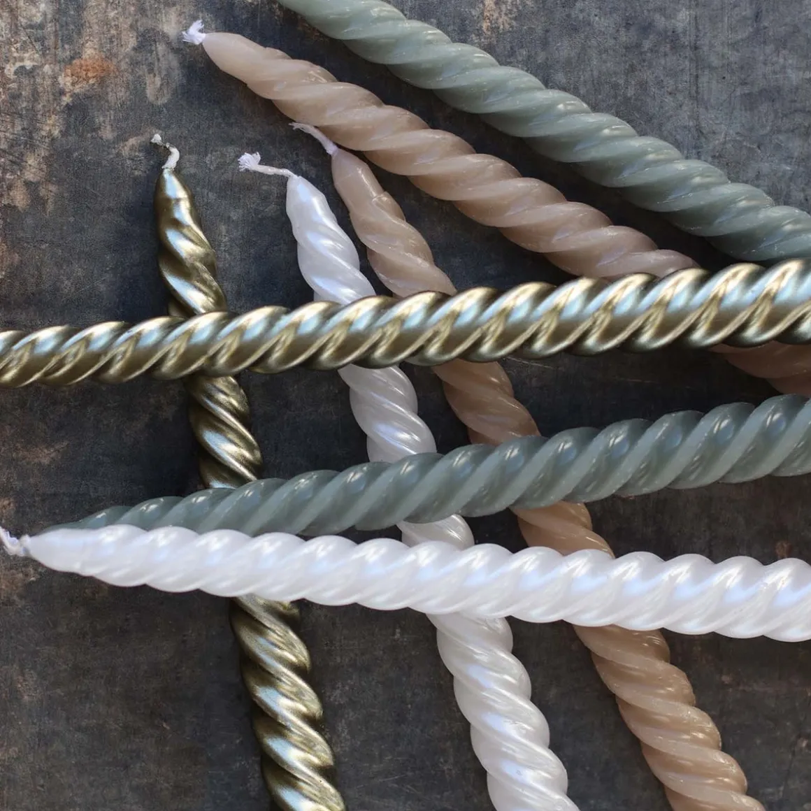 4 Gedrehte Kerzen, Weiß Metallic, Paraffin, 25 Cm