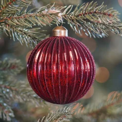 Dunkelrote Craquelé-Weihnachtskugel Mit Glitzerlinien