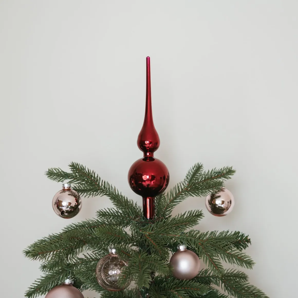 Dunkelrote Glasbaumspitze Für Einen Traditionellen Weihnachtsbaum