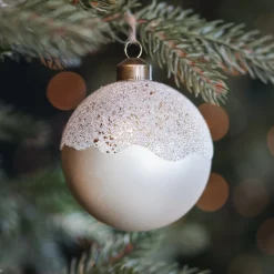 Elegante Wollweiße Weihnachtskugel Mit Zweigen Aus Perlensteinen