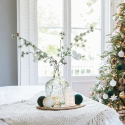 Grüner Kiefernzweig Mit Tannenzapfen Im Frost-Look