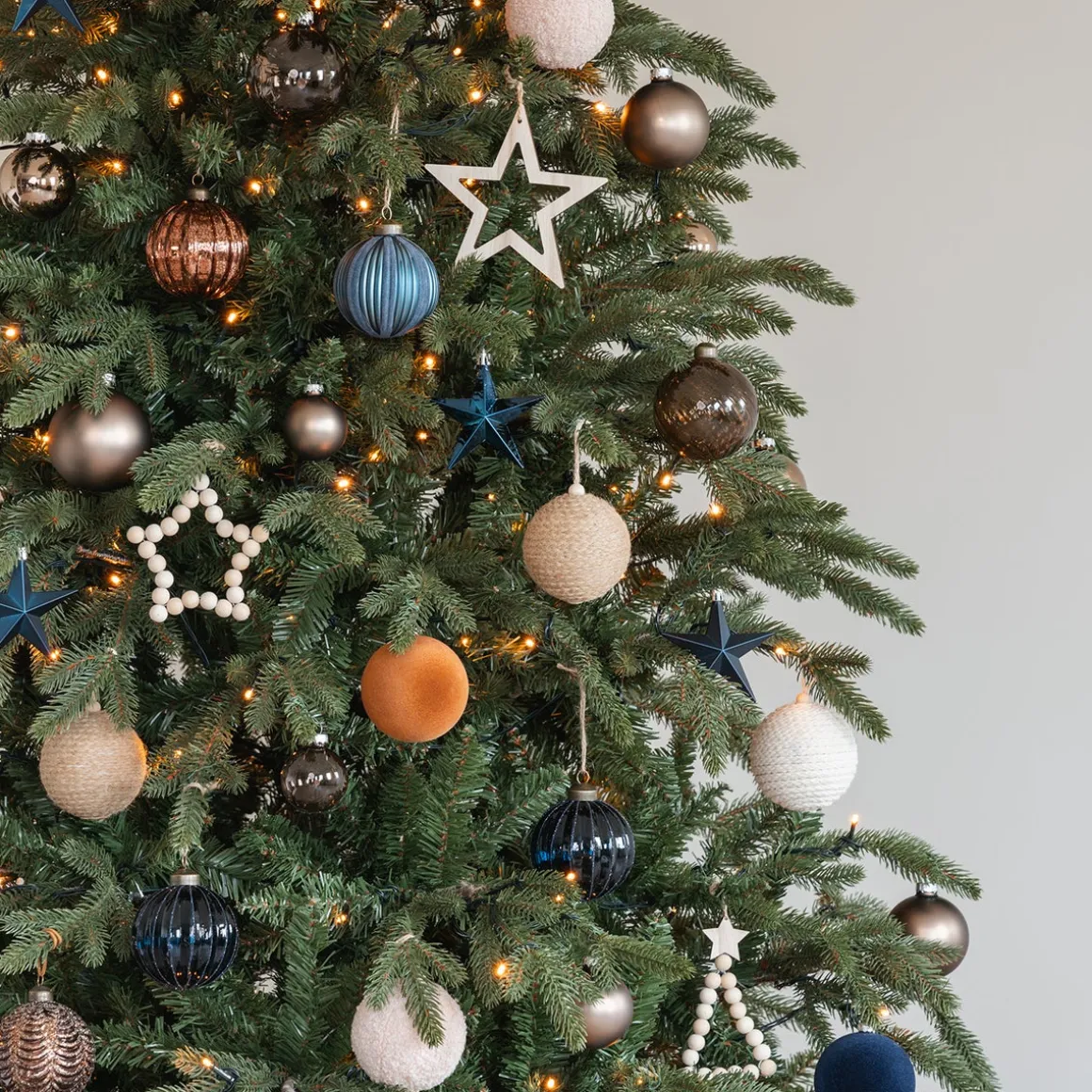 Hellbraune Weihnachtsbaumkugel Mit Wirbeln