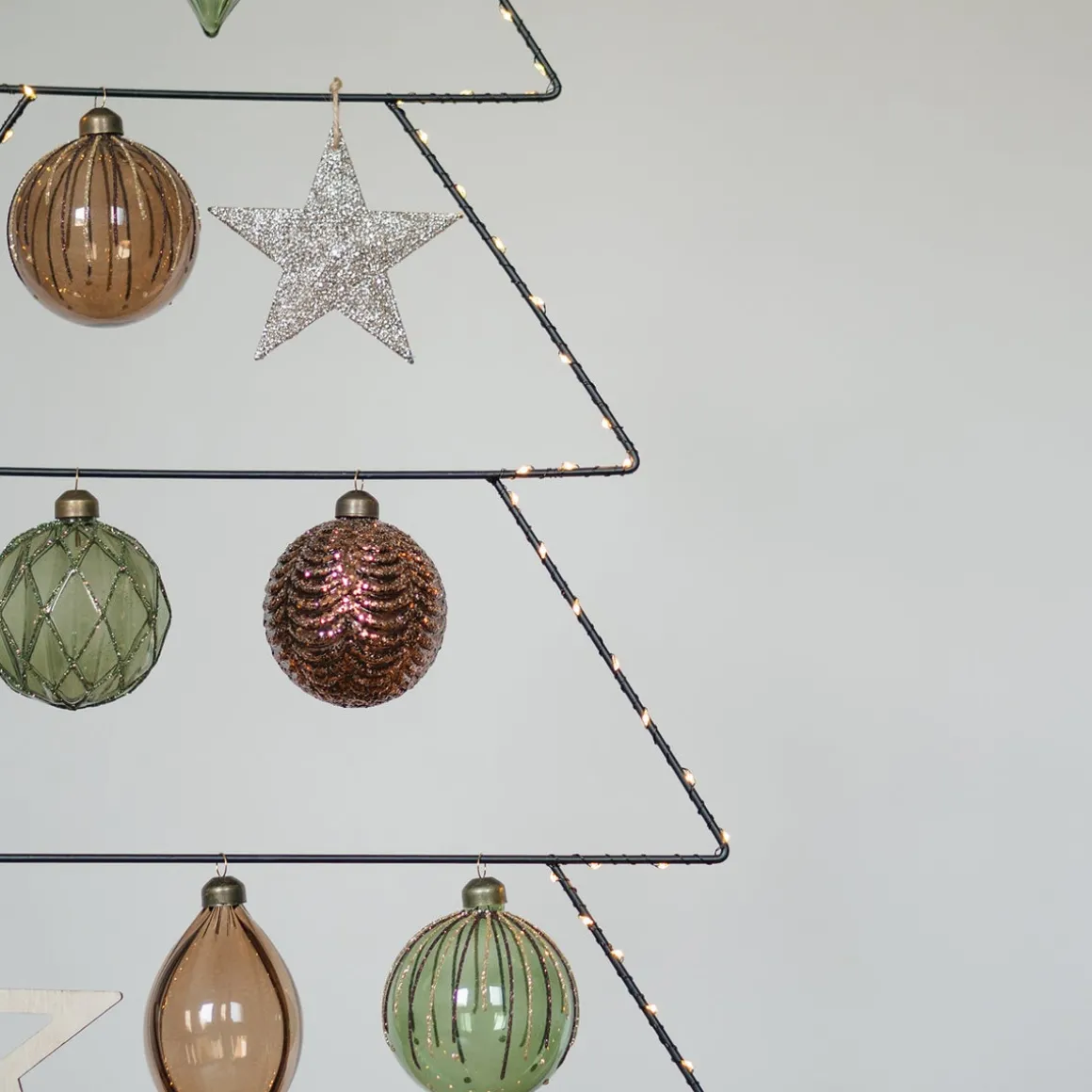 Hellbraune Weihnachtskugel Mit Glitzerstreifen