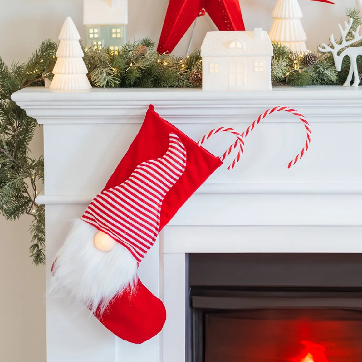 Rote Weihnachtssocke Mit Weihnachts-Gnom