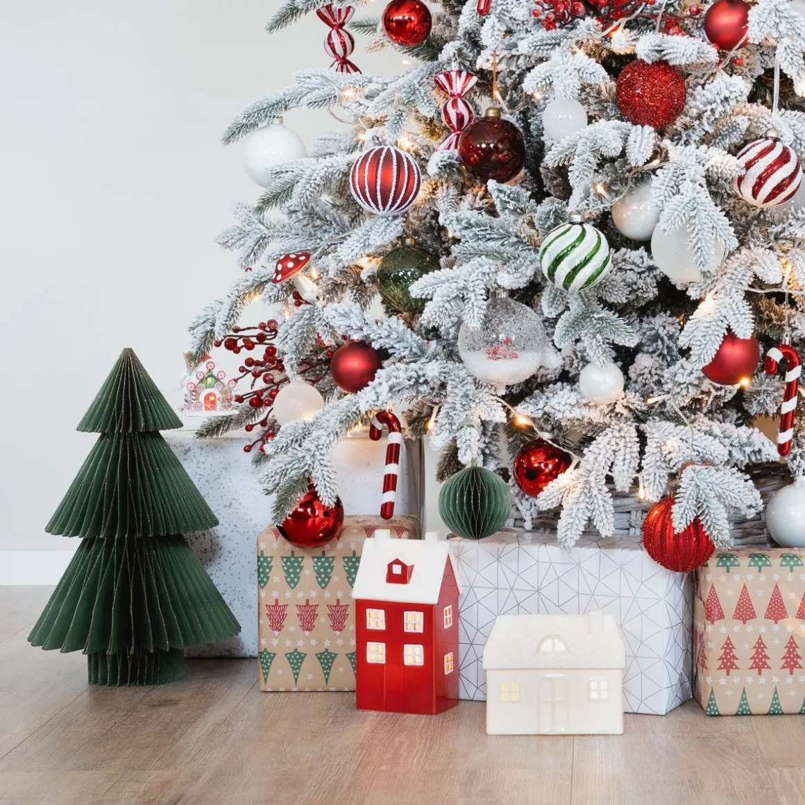 Rotes Weihnachts-Herrenhaus Mit LED