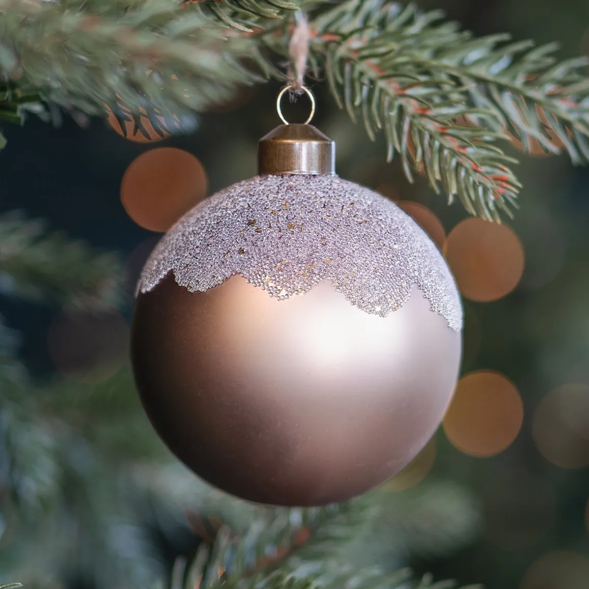 Taupe Weihnachtskugel Mit Matter Oberfläche Und Glitzer