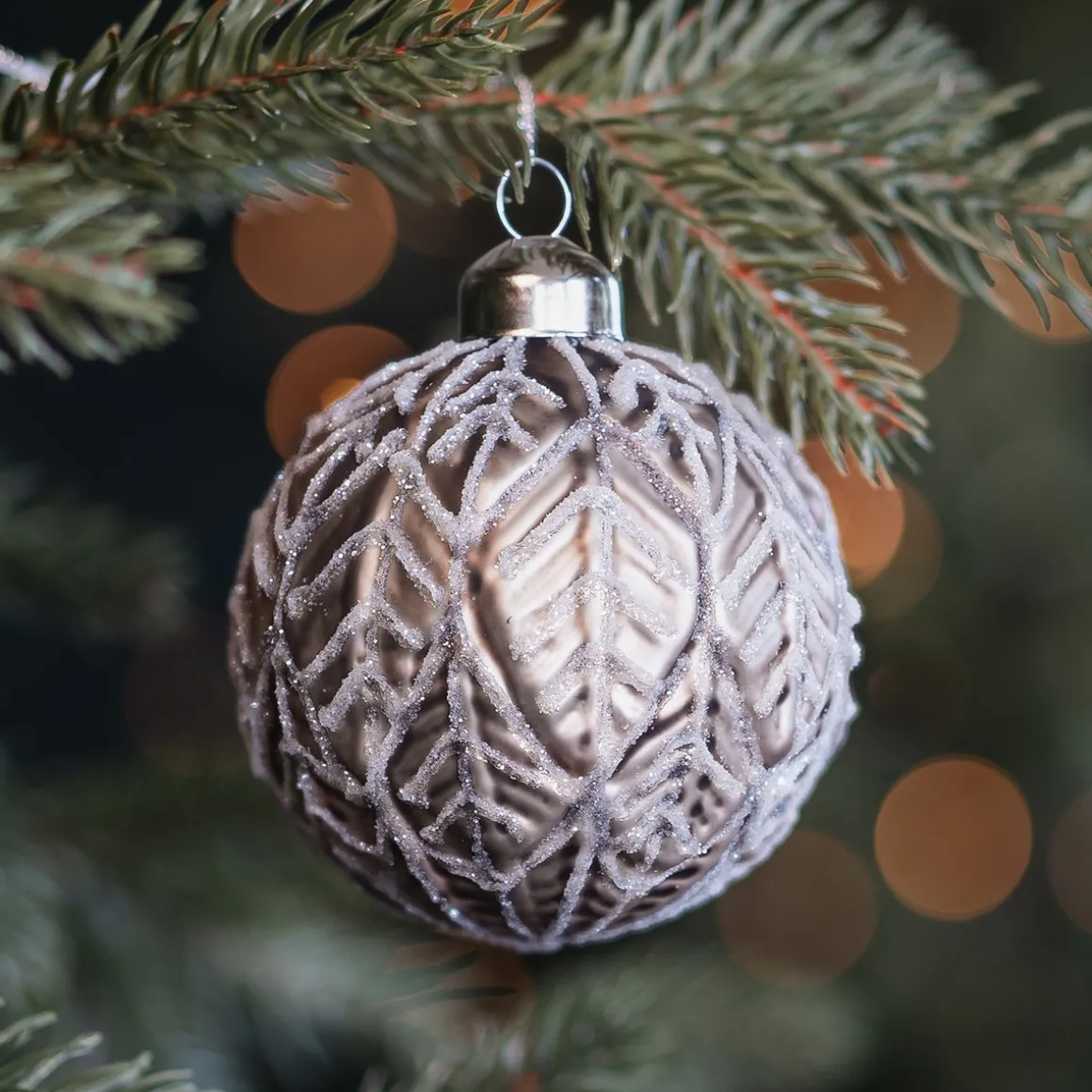 Taupefarbene Weihnachtskugel Mit Natürlichem Blattmuster