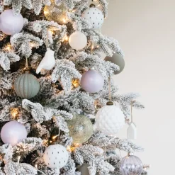 Weiße Weihnachtskugel Mit Gravierten Bäume