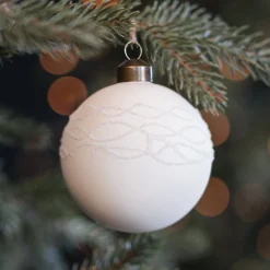 Wollweiße Weihnachtskugel Mit Wellenförmigem Glitter